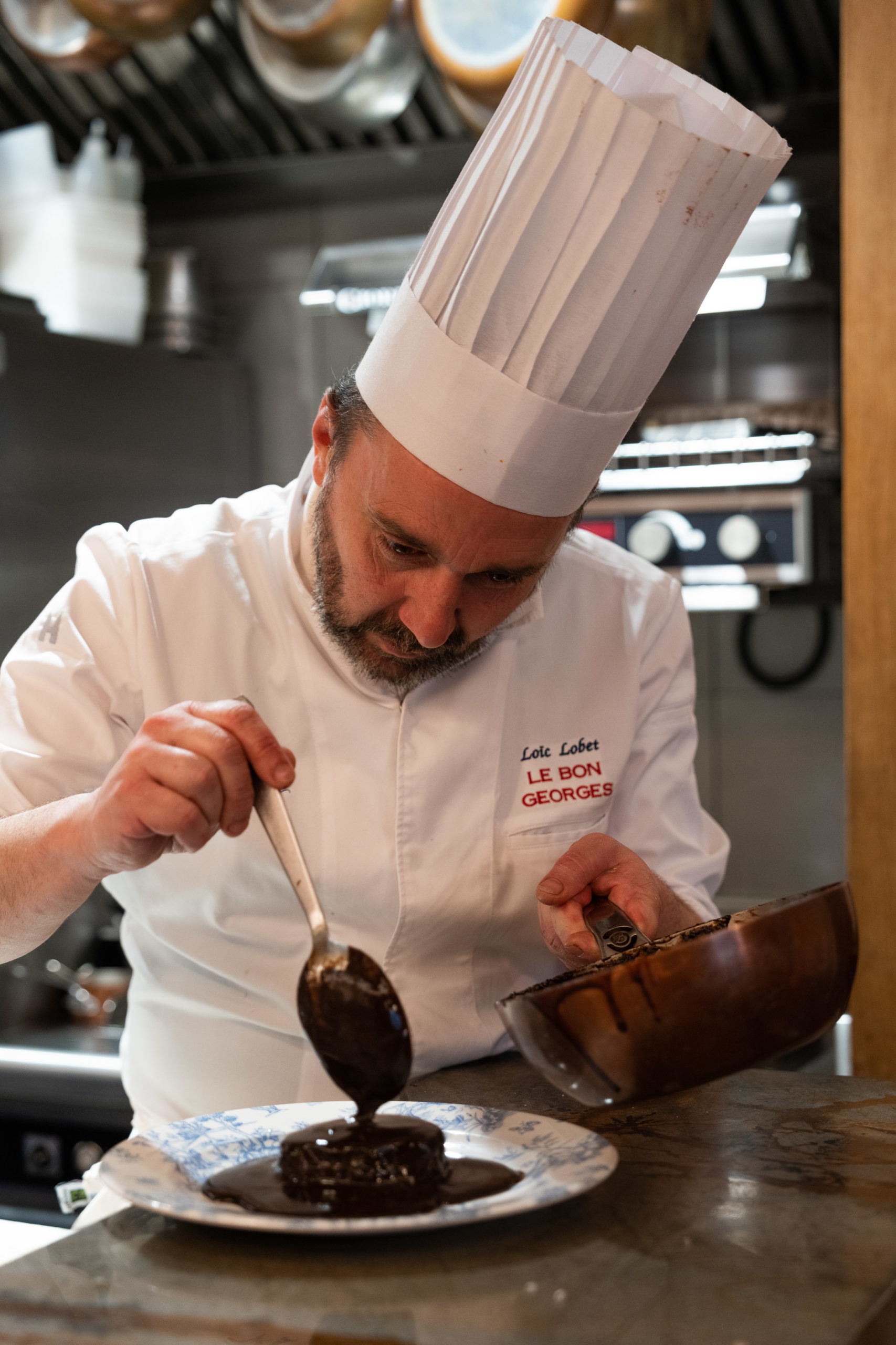 Le Chef en train de verser la sauce sur le fameux lièvre à la royale